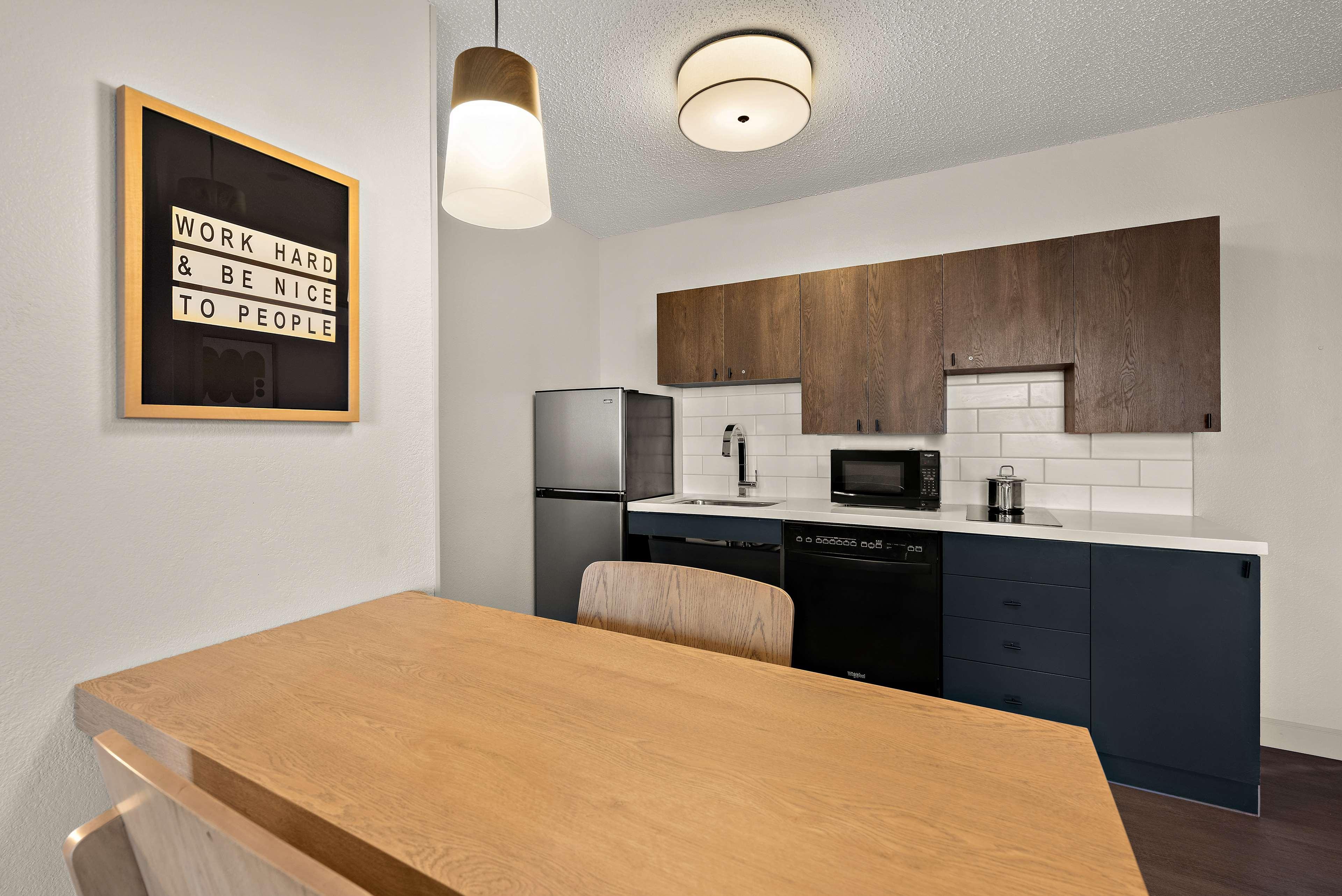 One Bedroom Suite - Queen - Partial Harbor View - Mobility Accessible - Tub image