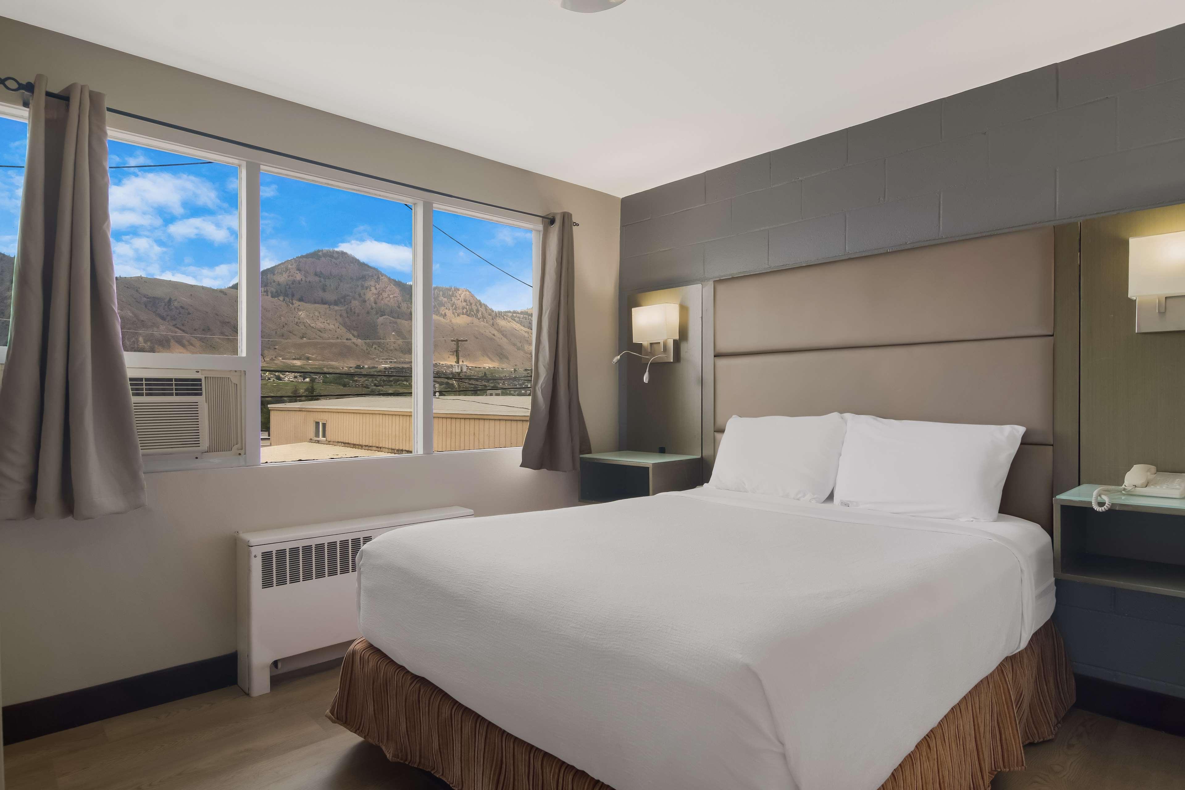 1 King Bed Non-Smoking image