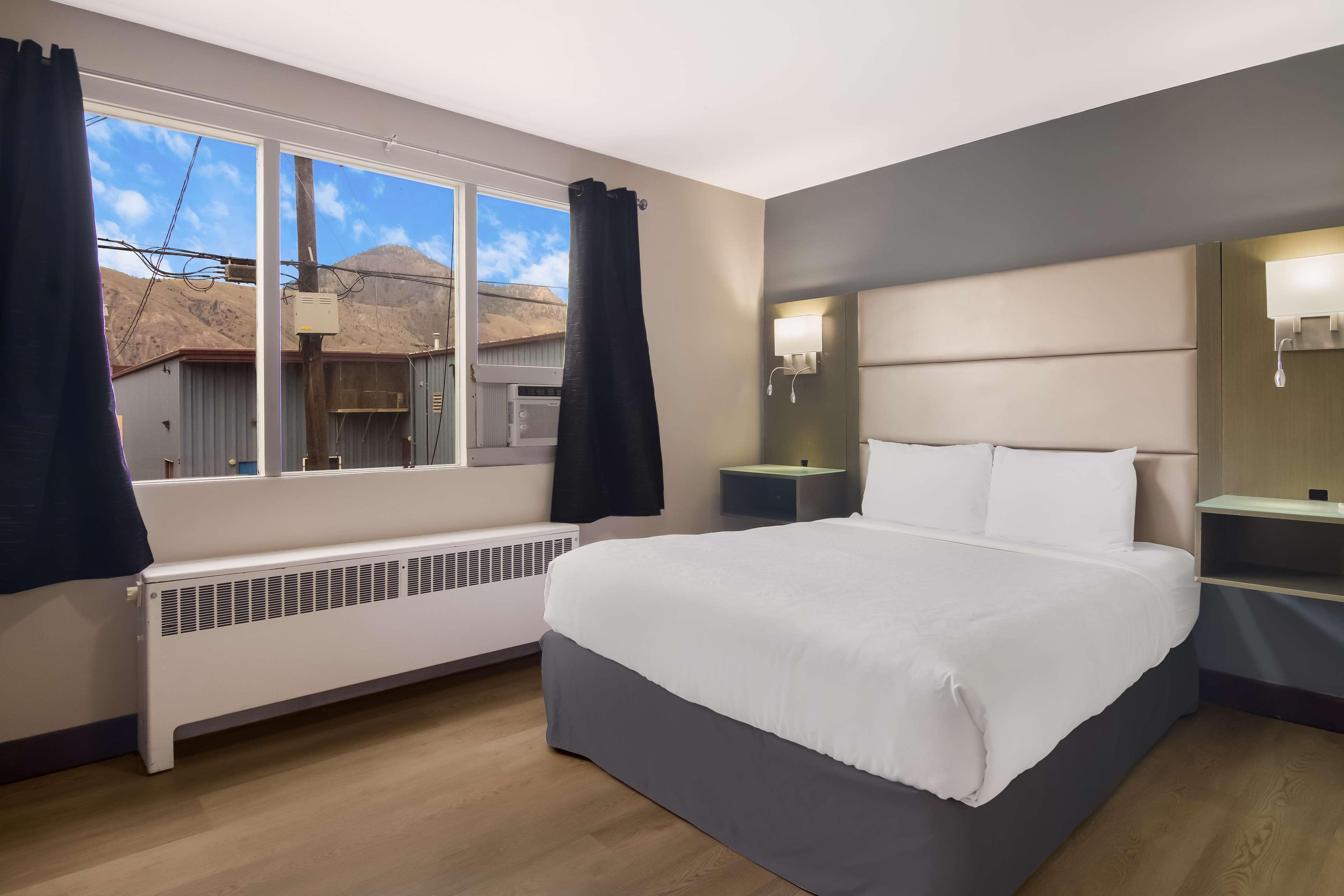 1 Queen Bed Non-Smoking image