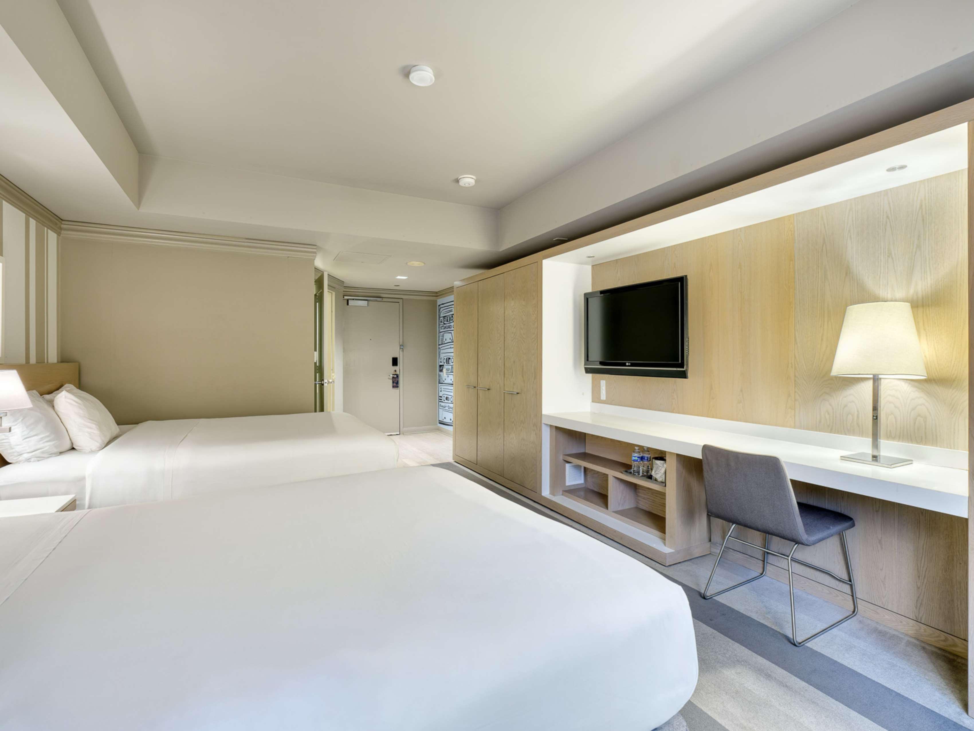 Deluxe - King - Mobility Accessible - Tub image
