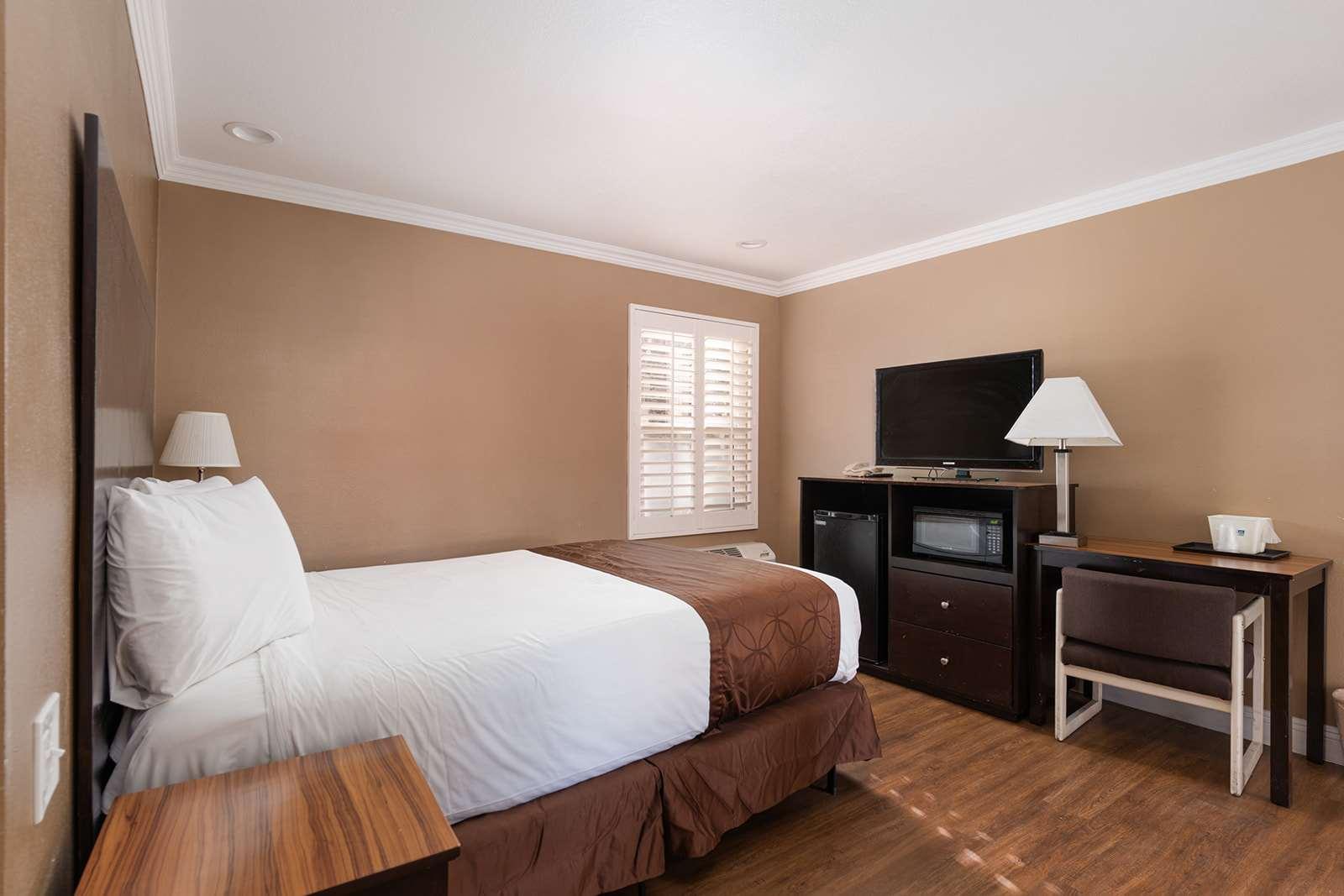 1 Queen Bed Non-Smoking image
