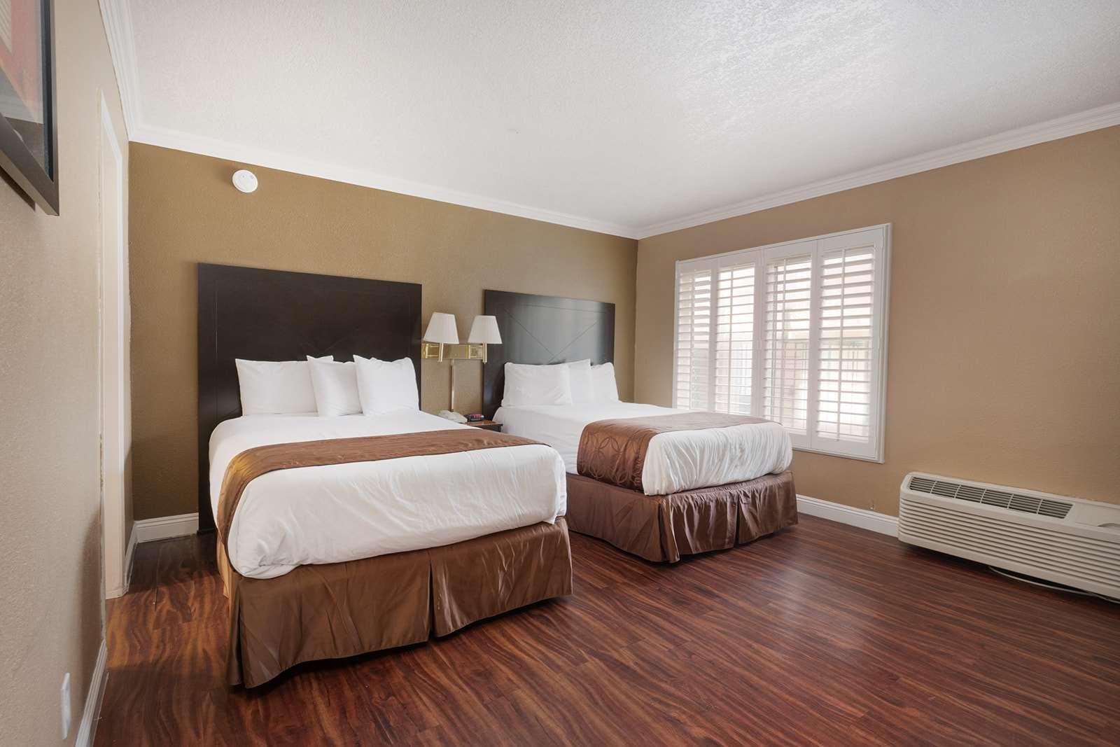 2 Queen Beds Deluxe Non-Smoking image