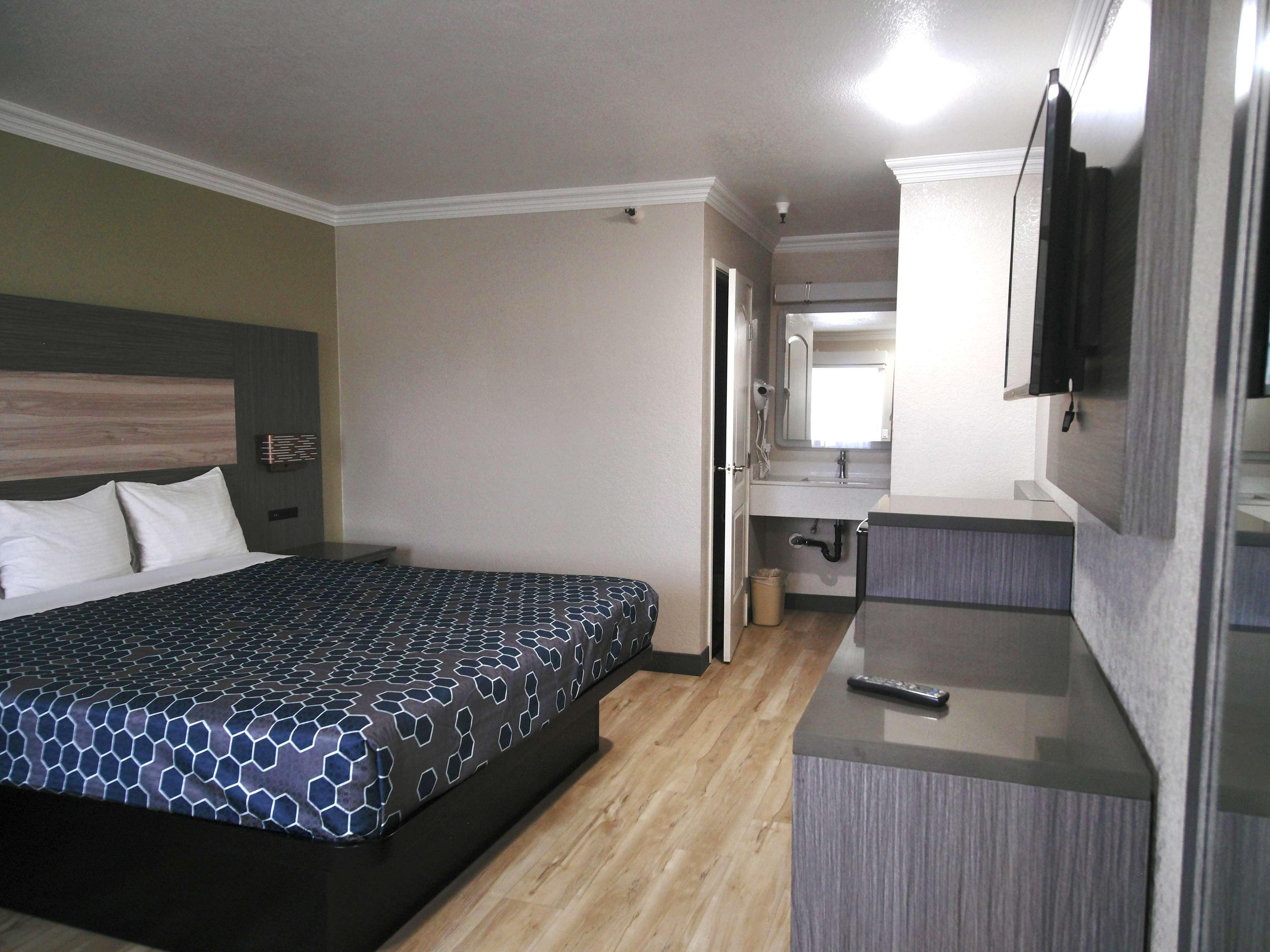 1 King Bed image