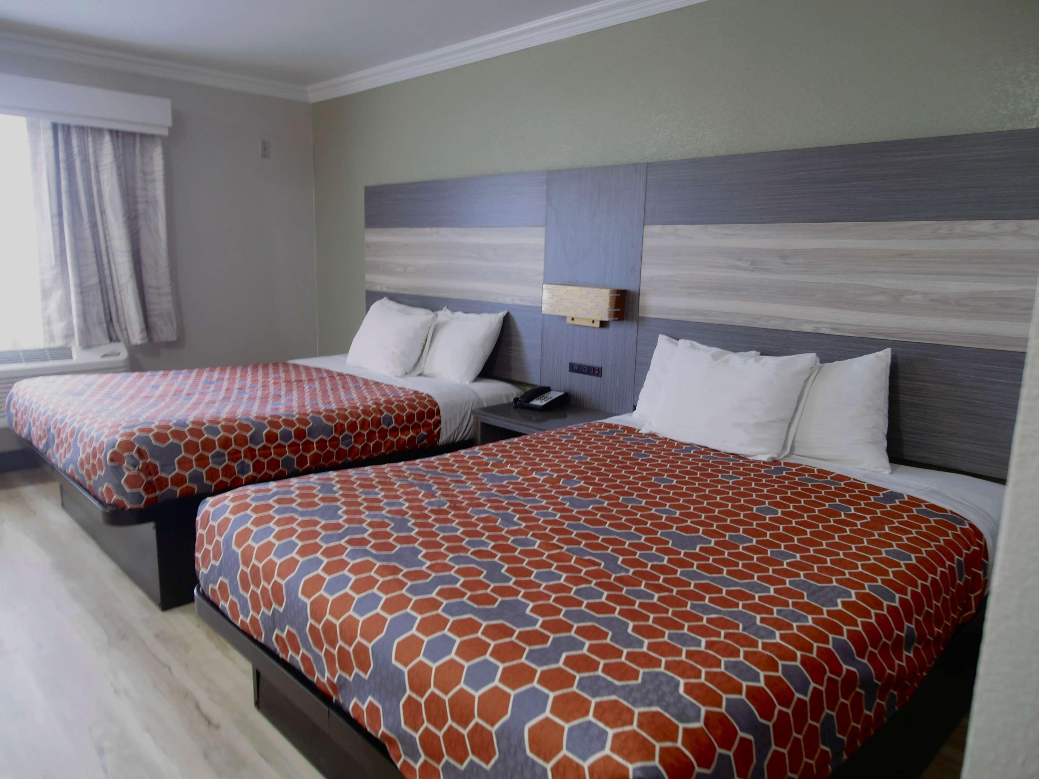 2 Queen Beds image