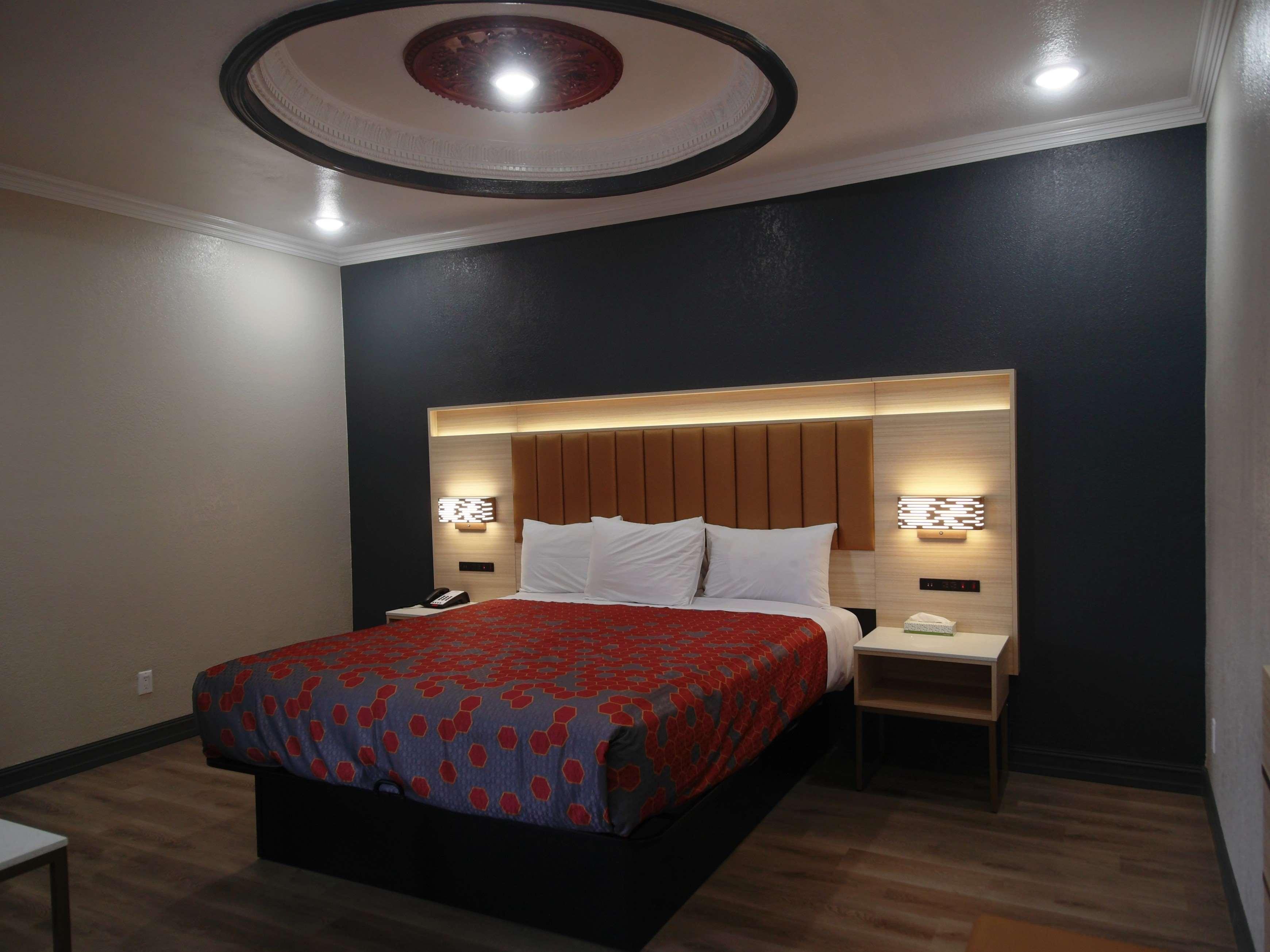 1 King Bed Jetted Tub image