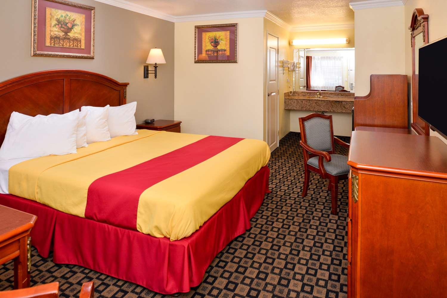 1 King Bed image