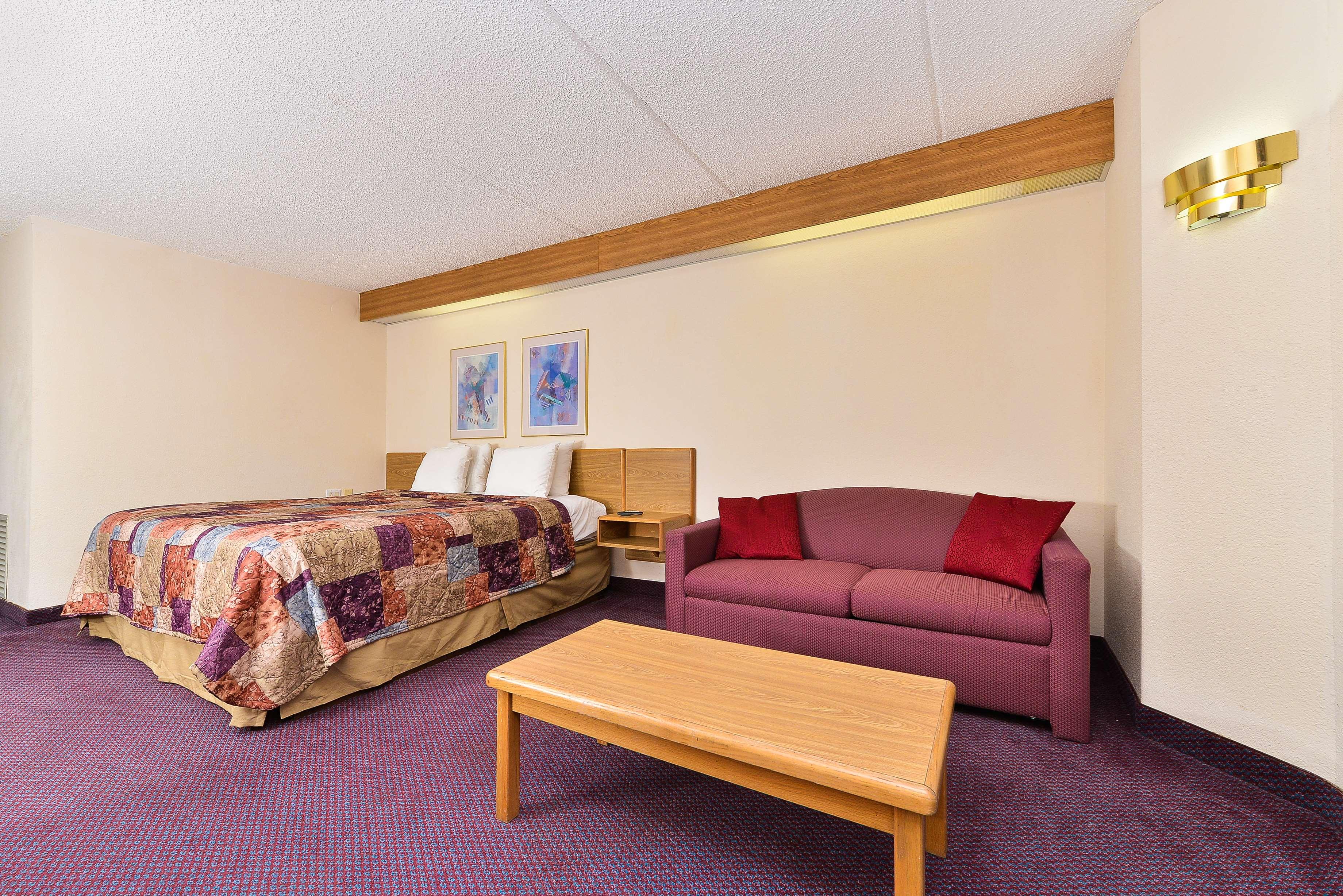 1 Queen Bed Suite Non-Smoking image