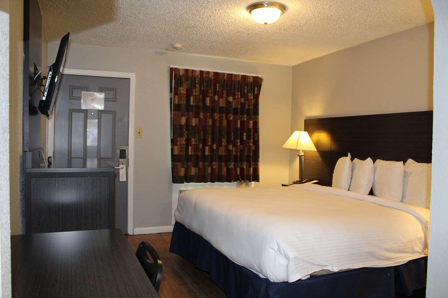 Economy 1 King Bed Non-Smoking image