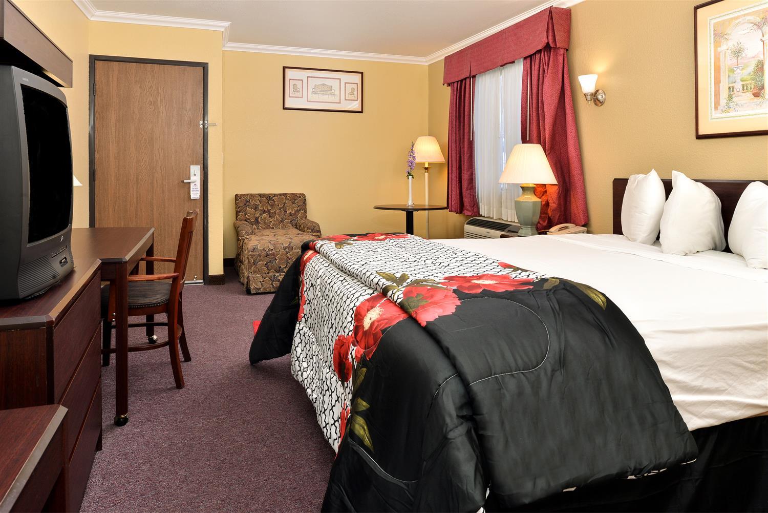1 King Bed Non-Smoking image