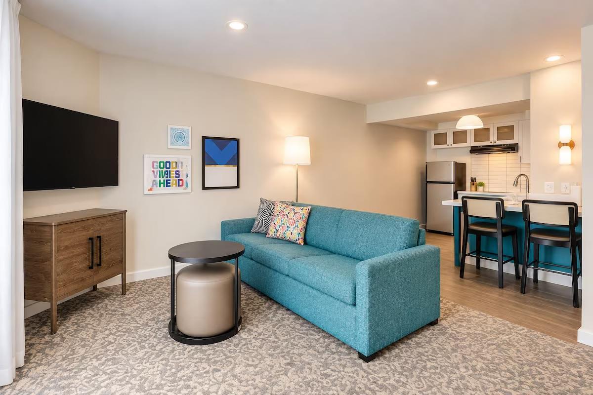 One Bedroom Suite - Queen - Mobility Accessible - Tub image