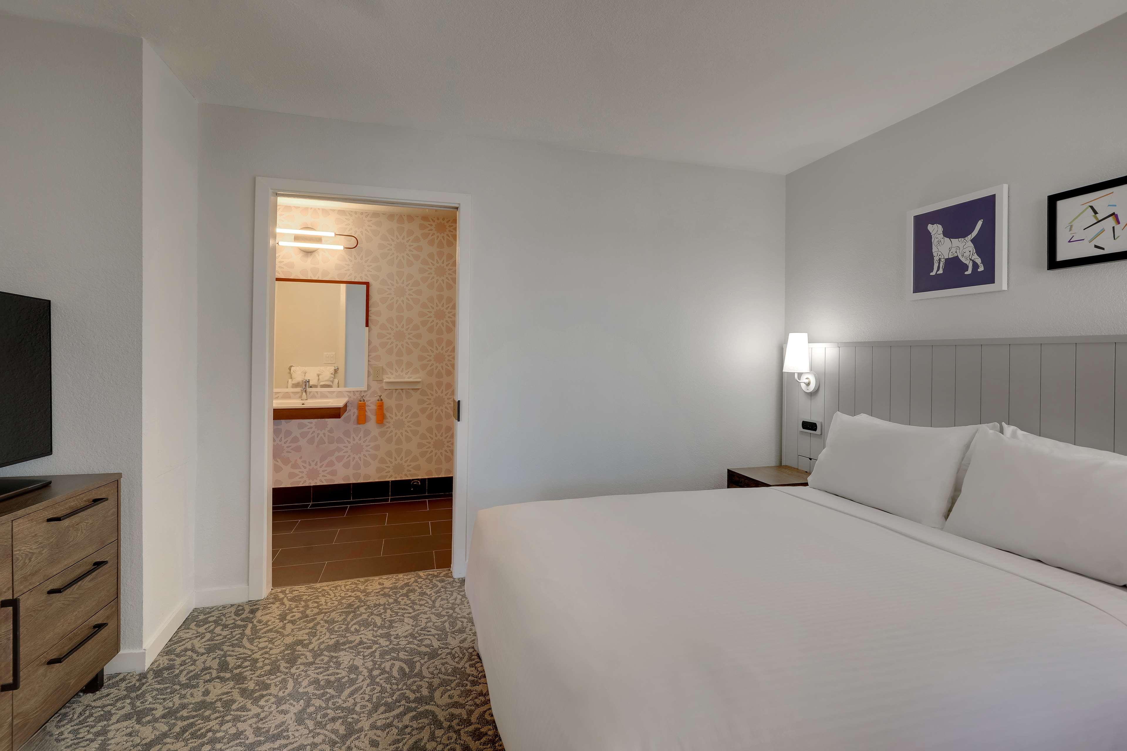 One Bedroom Suite - Queen - Mobility Accessible - Tub image