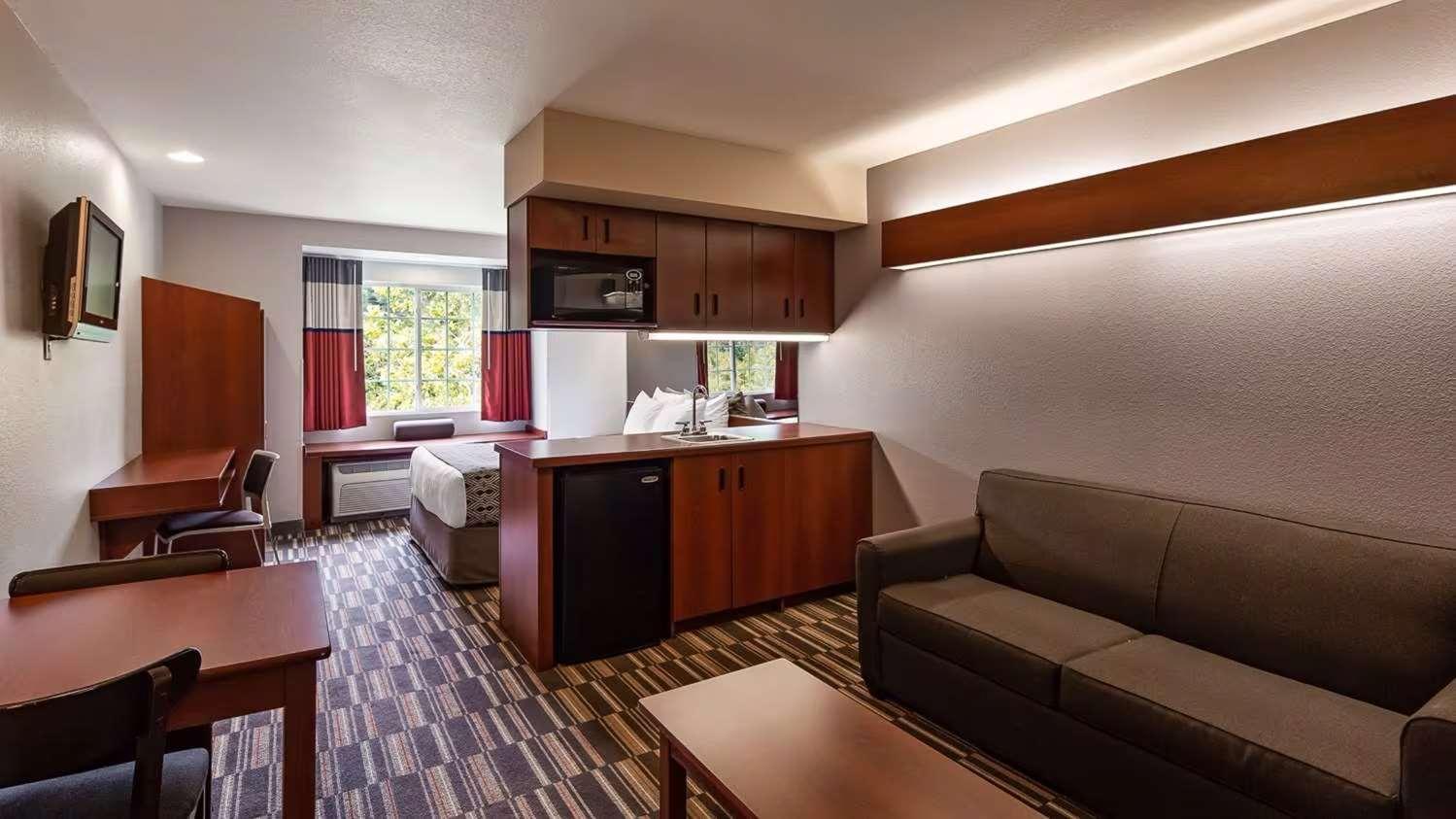 Queen Suite image