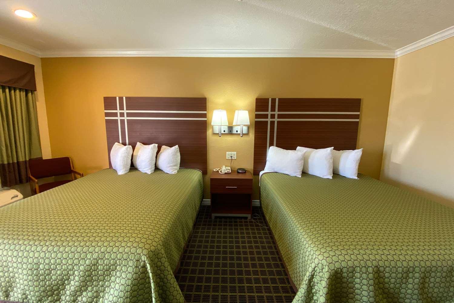 2 Queen Beds Accessible Non-Smoking image