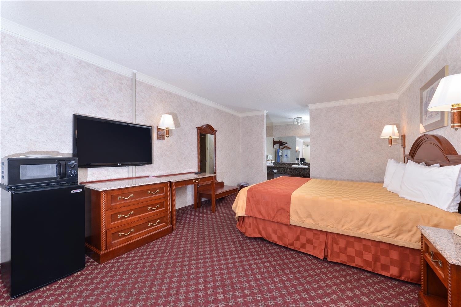 1 King Bed Non-Smoking image