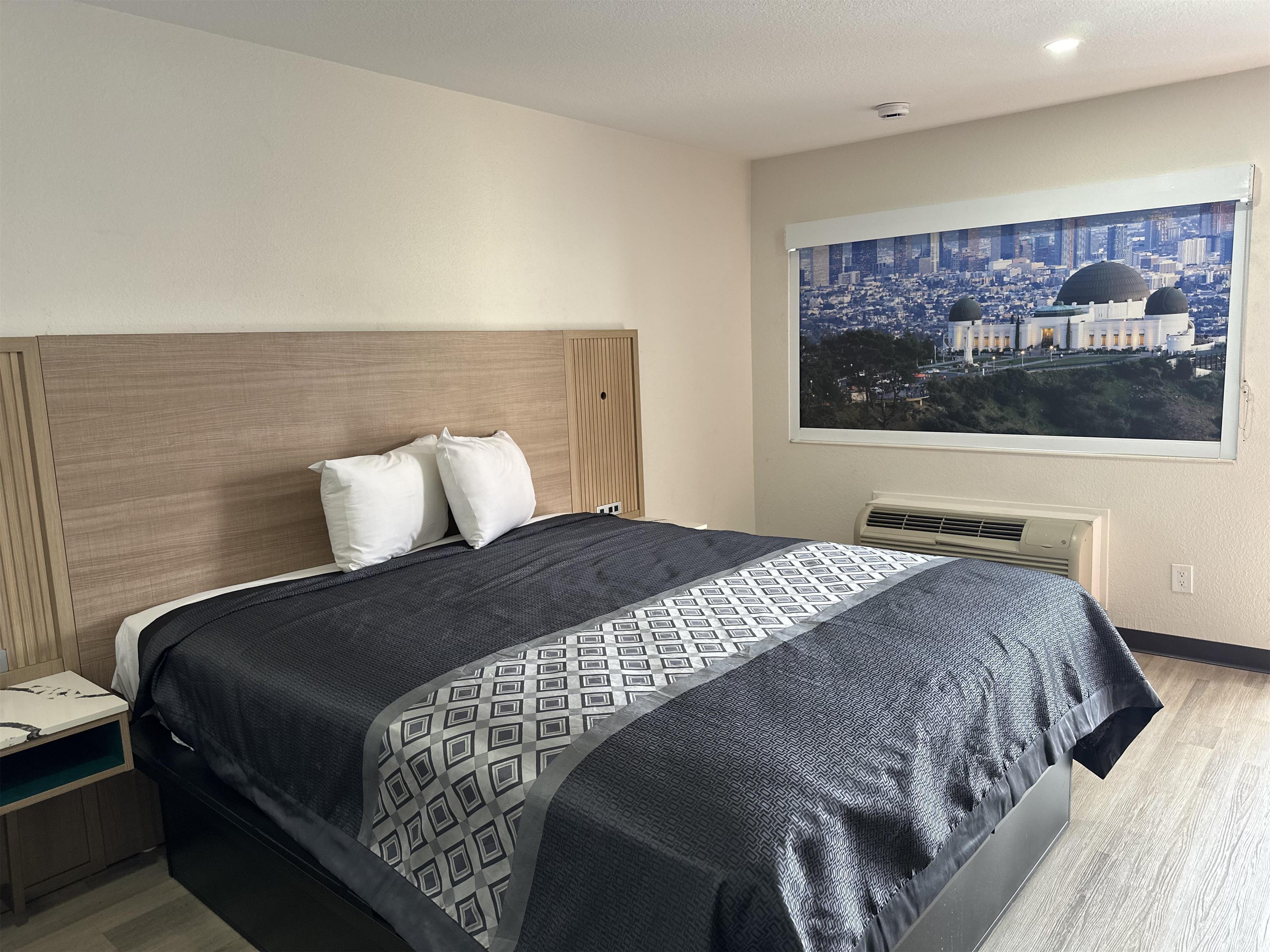 1 King Bed Non-Smoking image