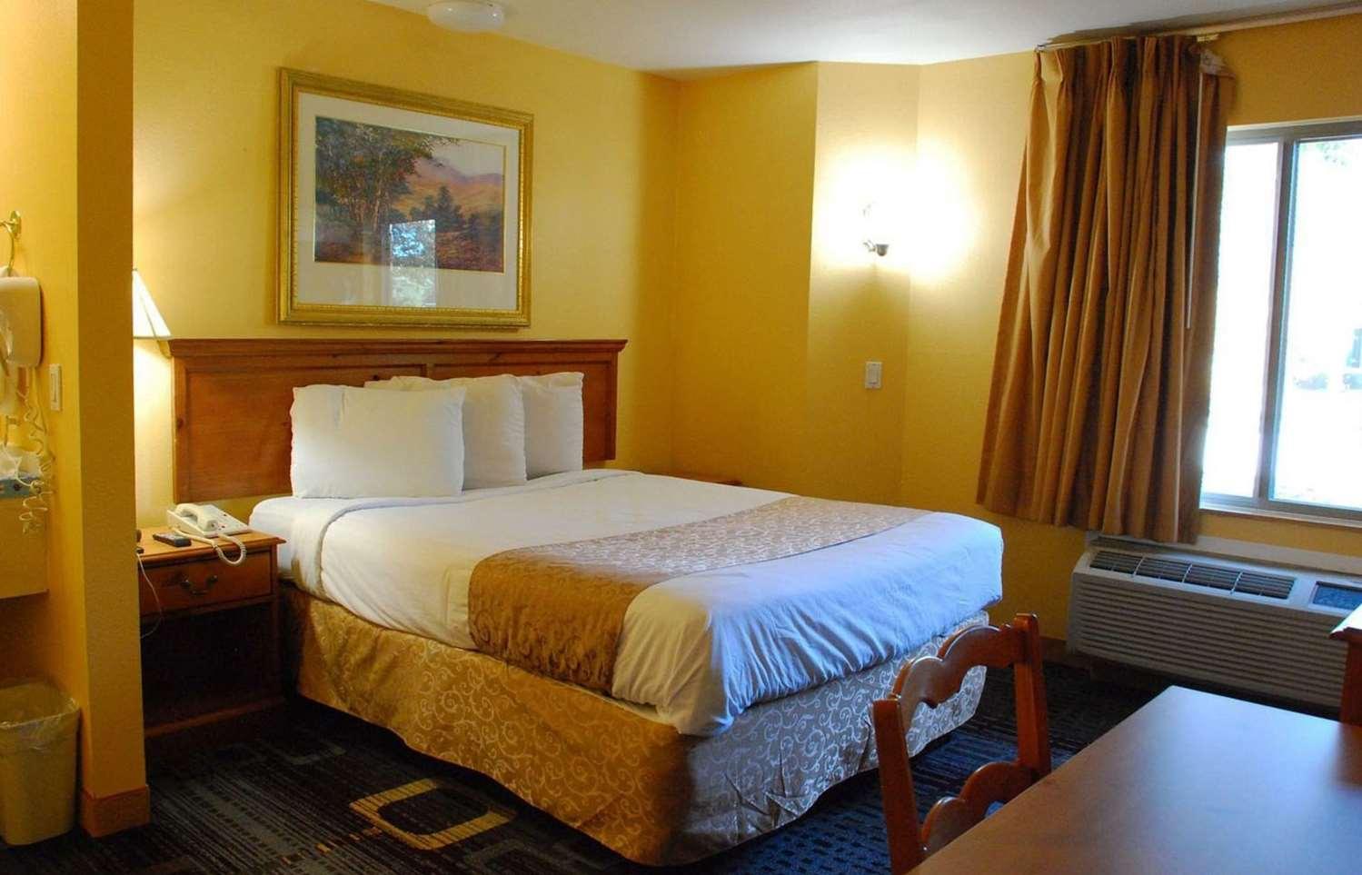 1 Queen Bed image